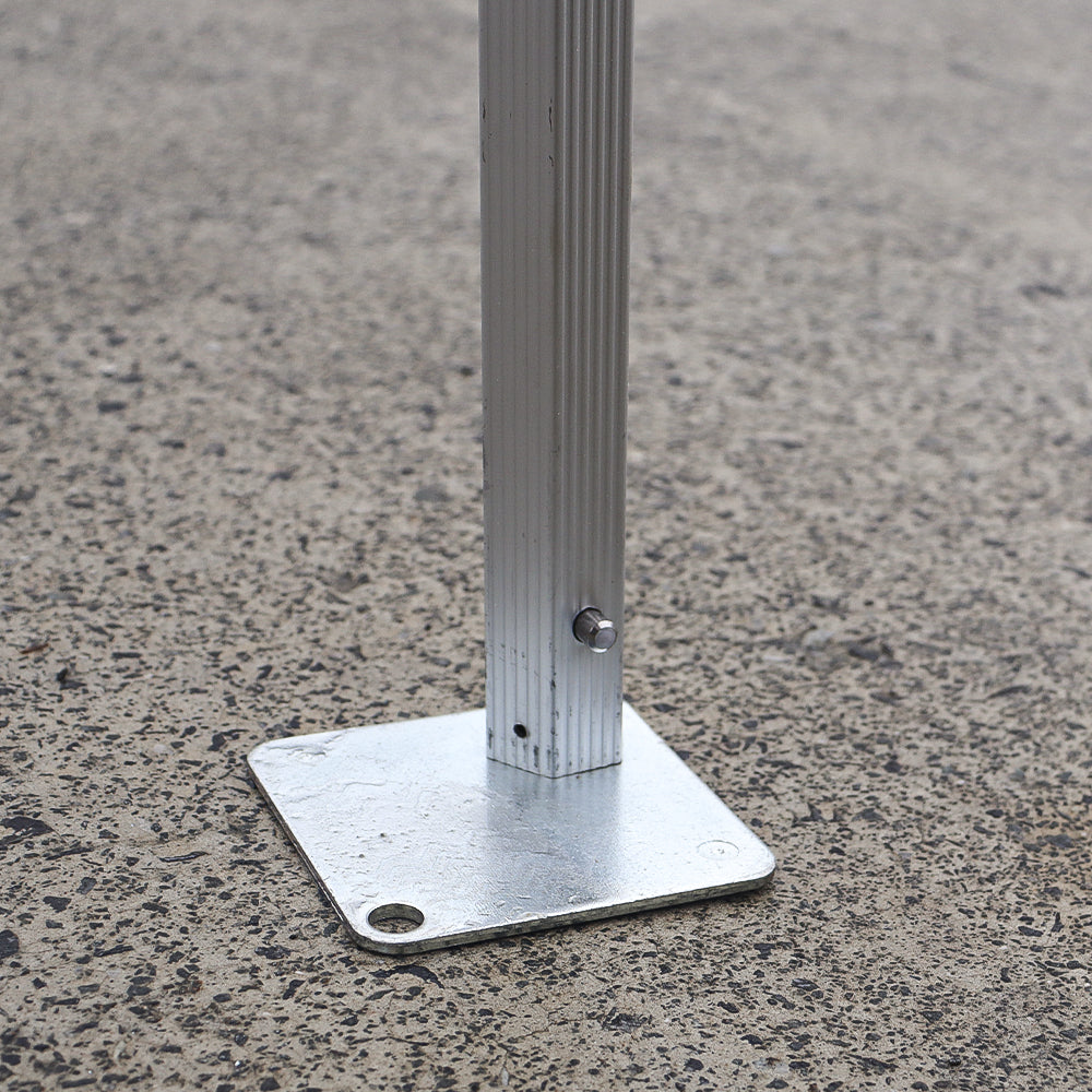 Hex aluminum legs provide strong, bend-resistant support and durability.